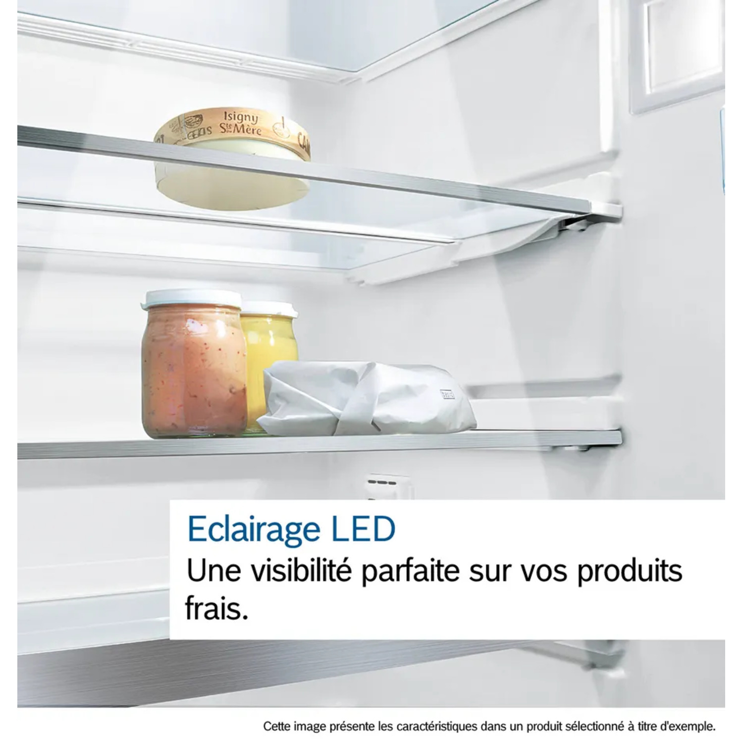 Un réfrigérateur ouvert avec des étagères. Contient des bocaux de nourriture, un fromage et un article emballé. Texte: Eclairage LED, Une visibilité parfaite.