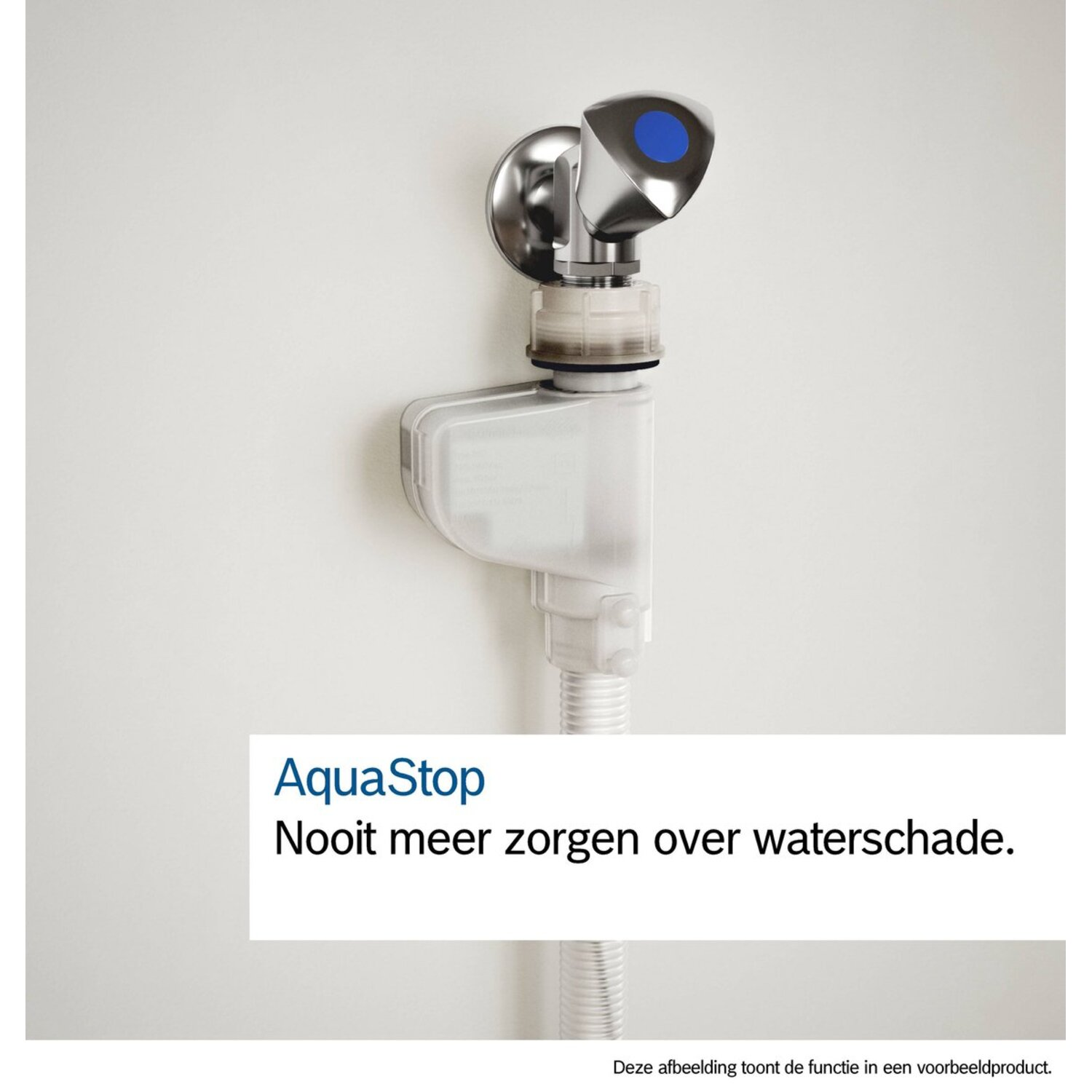 Een zilveren AquaStop waterafsluiter met blauwe knop op een witte muur. Tekst: AquaStop, en Nooit meer zorgen over waterschade.