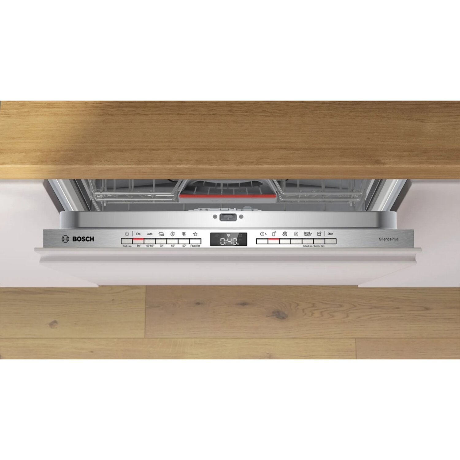 Een zilveren Bosch vaatwasser is open. De bedieningselementen tonen een timer en programma-instellingen. Houten kast boven en vloer beneden.