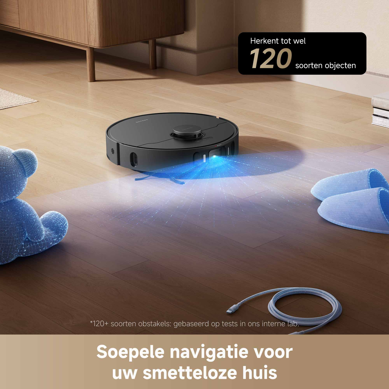 Een robotstofzuiger op een houten vloer, met een blauwe teddybeer, slippers en kabel. Tekst: 120 soorten objecten.