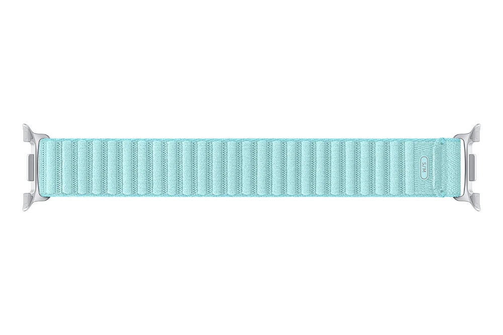 Világoskék Apple Watch szíj fehér háttérrel. Mágneses záródása van, S/M felirattal.