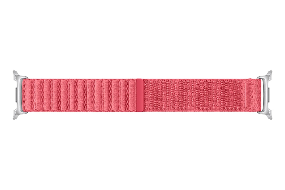 Korall színű Apple Watch szíj. Mágneses kapoccsal és ezüst csatlakozókkal rendelkezik. A szíj szőtt anyagból készült.