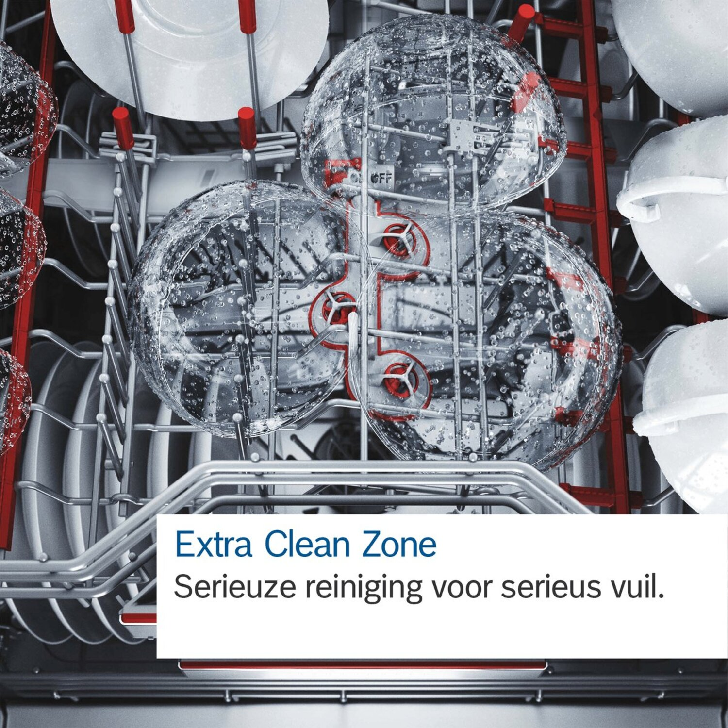 Binnenkant van de vaatwasser met borden en heldere, bolvormige objecten. Rode accenten op de rekken. Tekst onderaan: Extra Clean Zone.