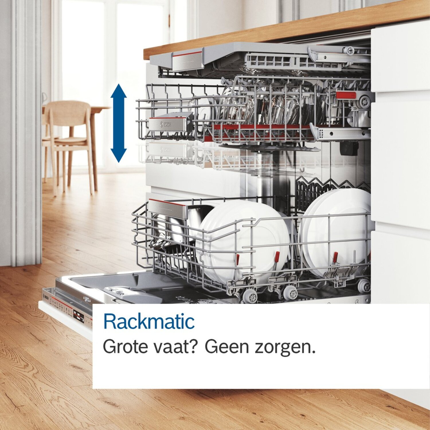 Vaatwasser met open deur, rekken omhoog. Witte borden en glazen erin. Blauwe pijl geeft verstelbare hoogte aan.