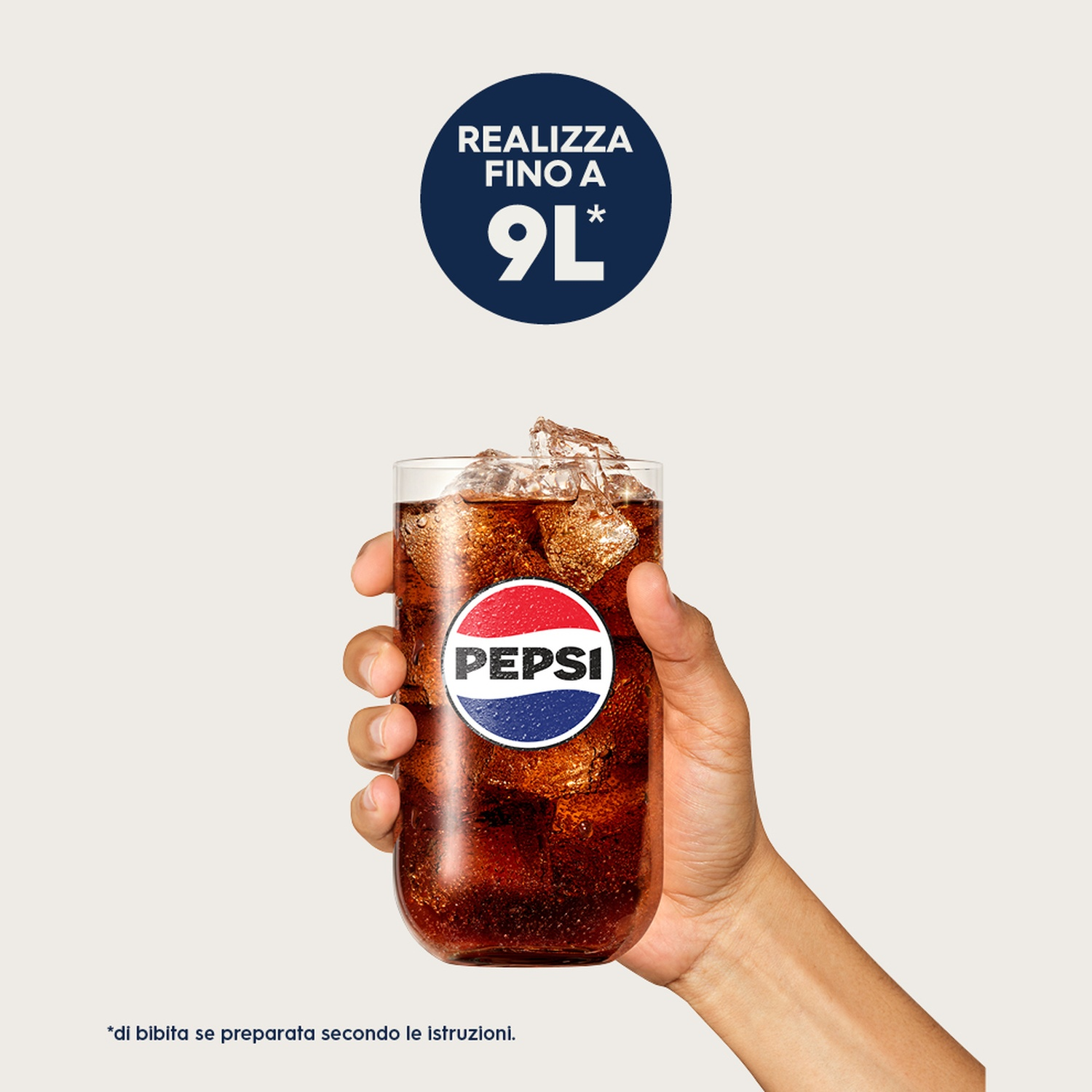 Mano che tiene un bicchiere di Pepsi con ghiaccio. Logo Pepsi visibile. Un cerchio blu sopra dice 'Realizza fino a 9L'.