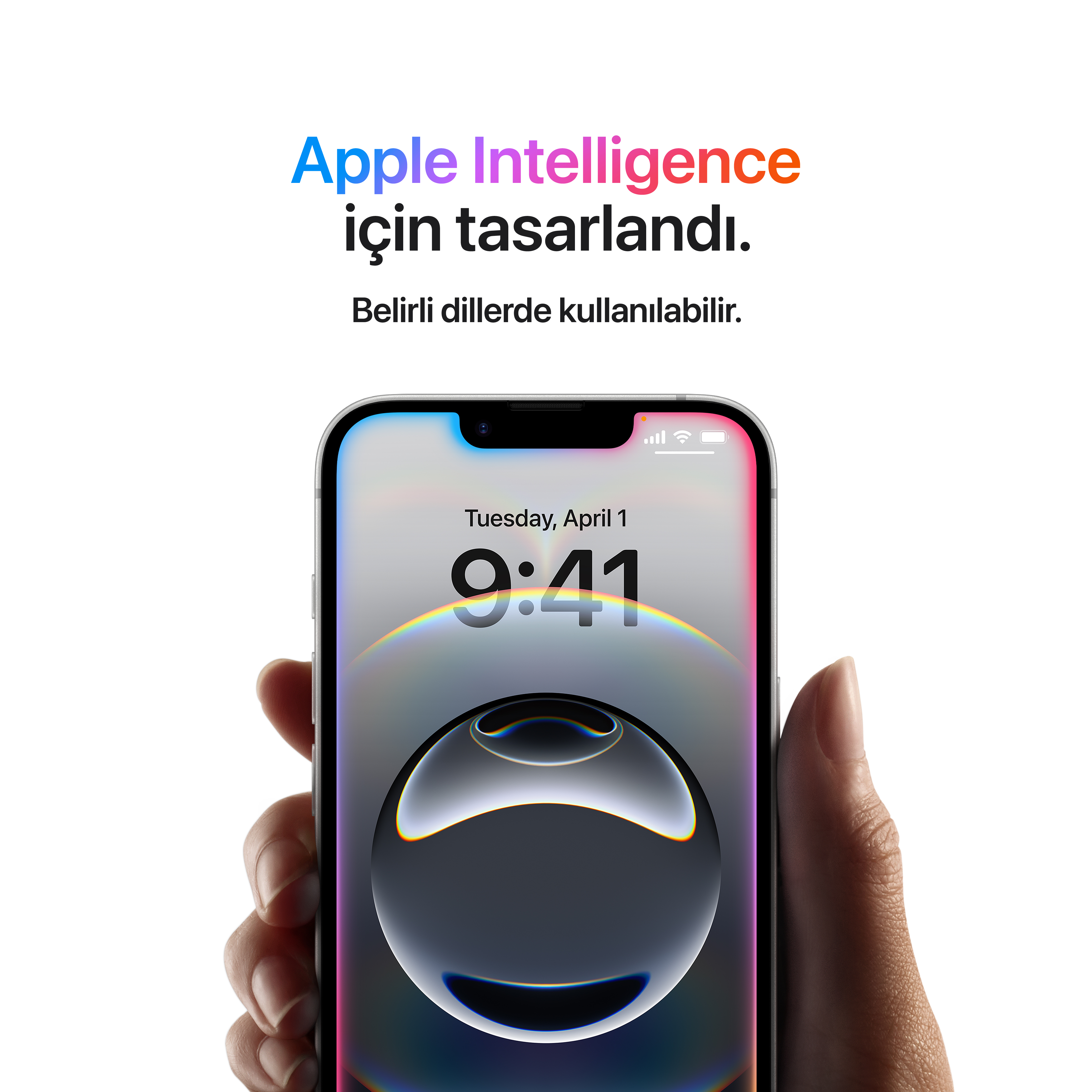 El, zamanı gösteren renkli ekranlı iPhone tutuyor. Üstte metin: Apple Intelligence için tasarlandı.