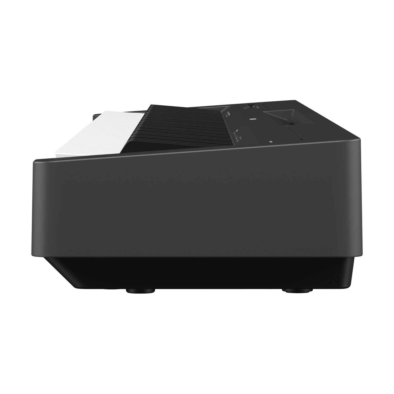 Un pianoforte digitale nero è visto di lato. I tasti sono visibili, con tasti bianchi e neri. Il pianoforte è su sfondo bianco.