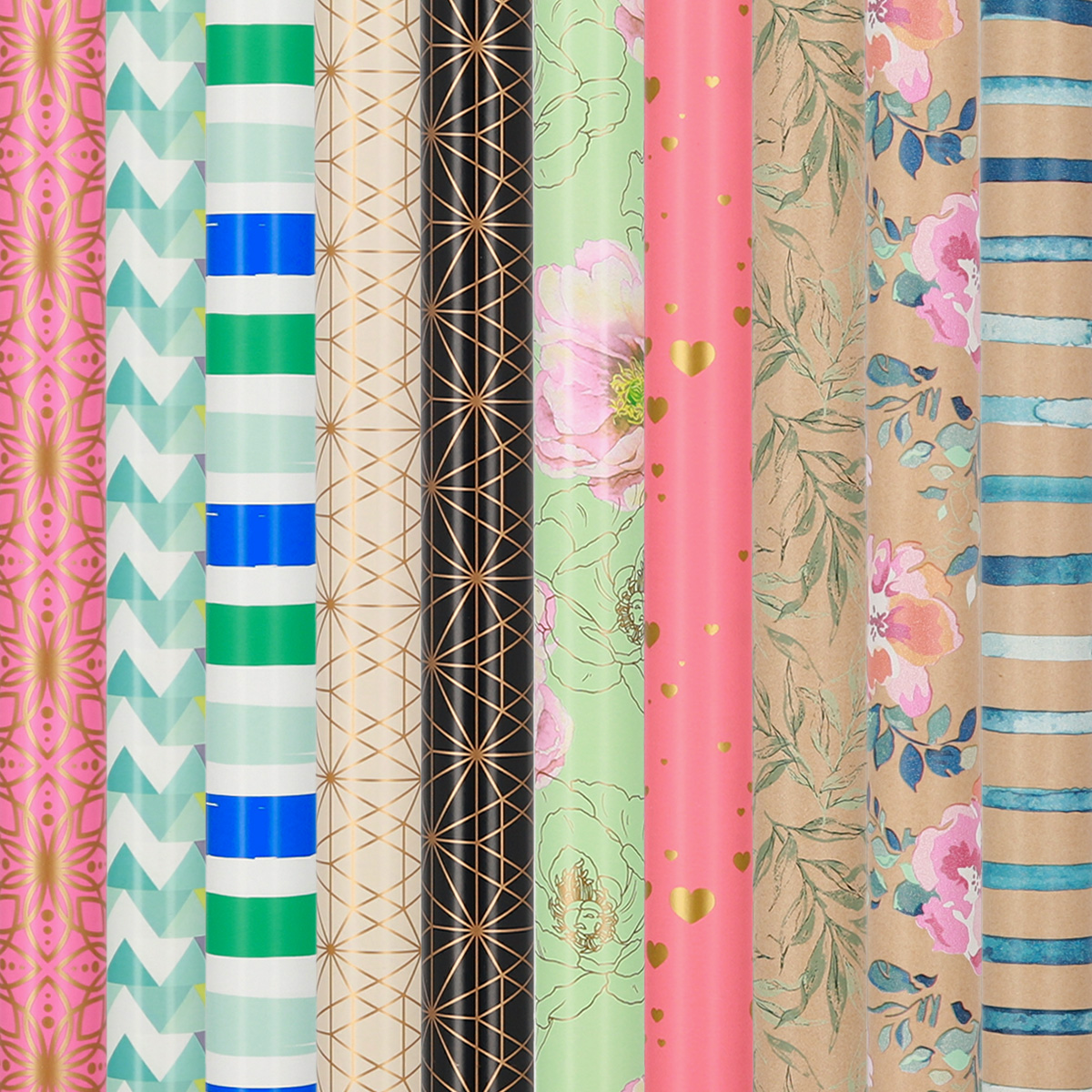 Verschiedene Rollen Geschenkpapier. Muster umfassen geometrische, florale und gestreifte Designs in verschiedenen Farben.