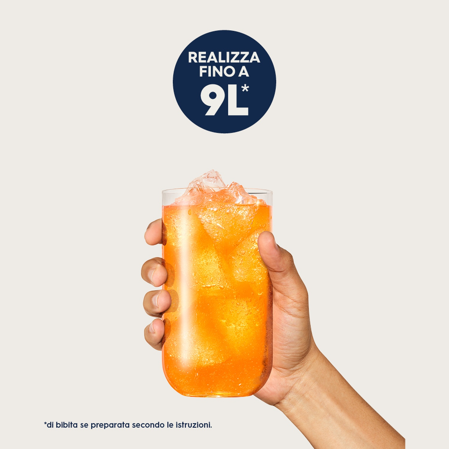Mano che tiene un bicchiere di bevanda arancione con ghiaccio. In alto un cerchio blu scuro con testo e numeri.