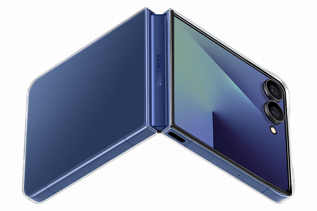 Egy kék Samsung összecsukható telefon részben nyitva, mutatva a képernyőt és a kamerát. A telefon átlátszó védőtokkal rendelkezik.