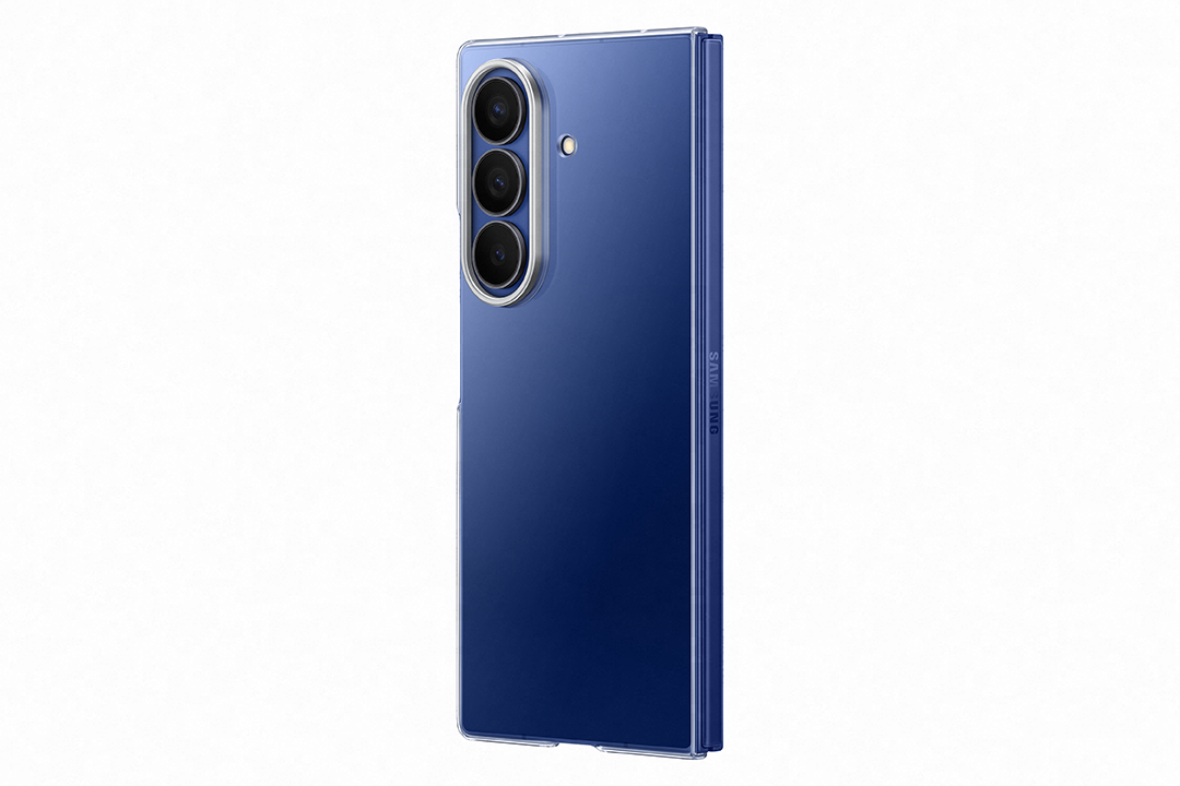 Egy sötétkék Samsung telefon, három kamerával és átlátszó tokkal, fehér háttér előtt látható.