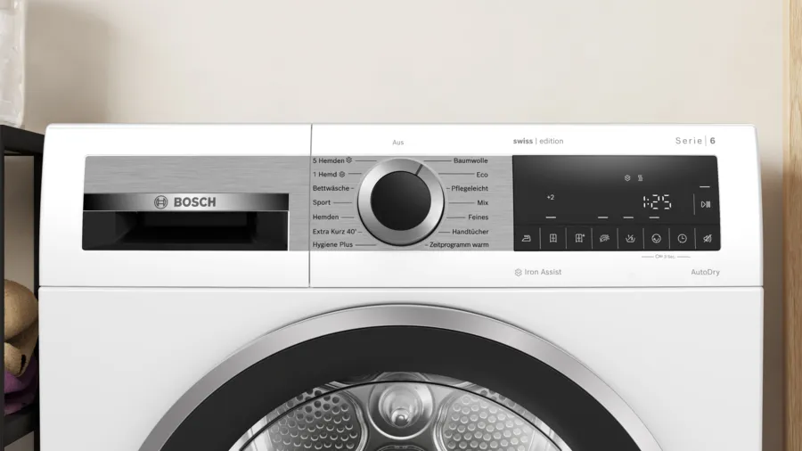 Un sèche-linge Bosch blanc. Il possède un panneau de commande avec un cadran et un affichage numérique.