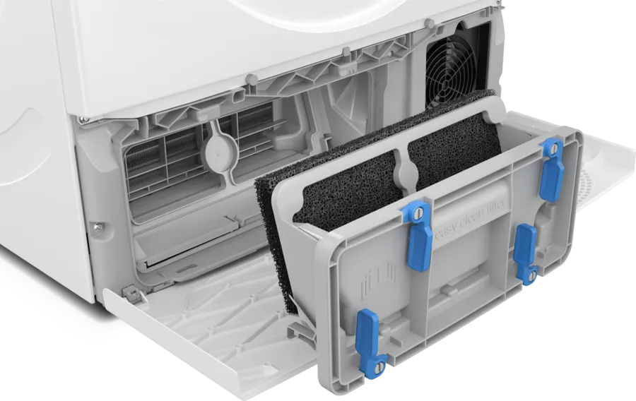 Le filtre d'un appareil blanc est ouvert, révélant un filtre noir. Des clips bleus fixent le filtre. Un ventilateur est visible en arrière-plan.