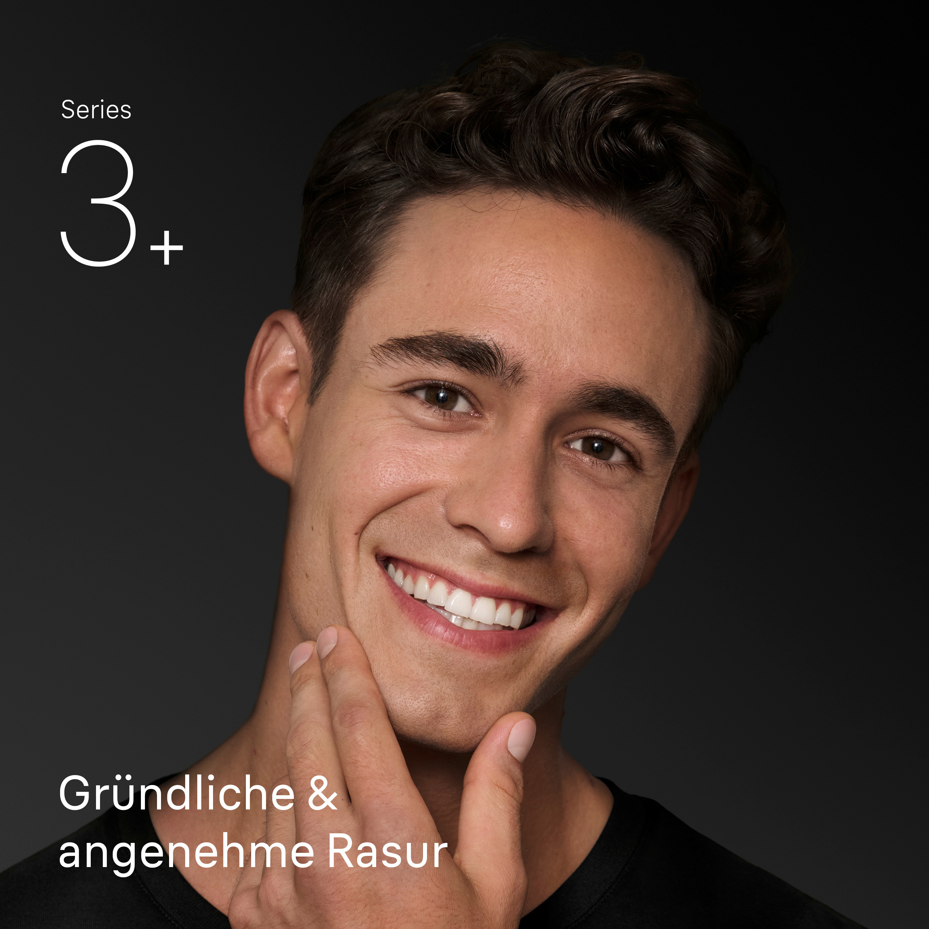 Ein Mann lächelt und berührt sein Gesicht. Text lautet 'Series 3+'. Schwarzer Hintergrund mit deutschem Text: 'Gründliche & angenehme Rasur'.