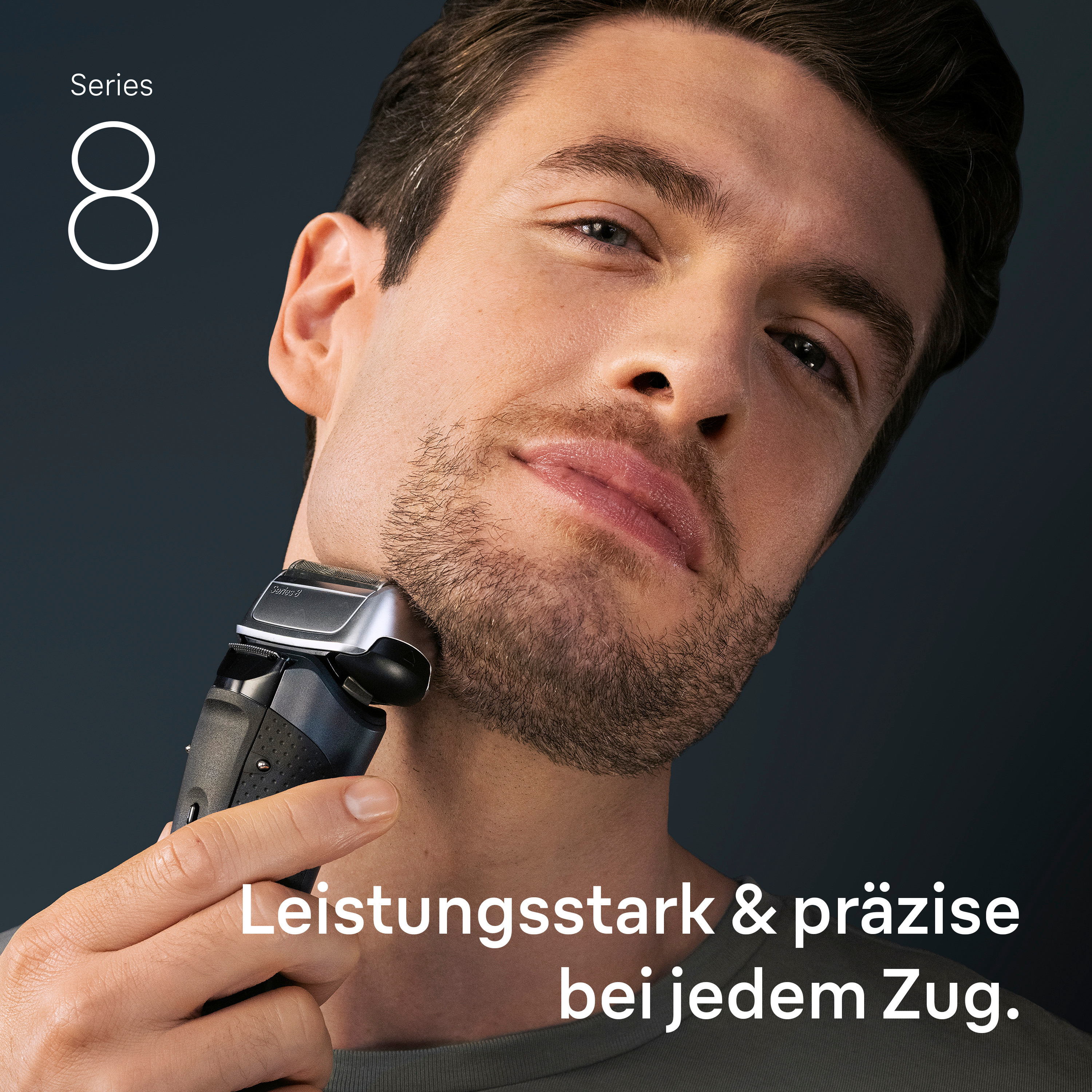 Ein Mann rasiert sich mit einem Elektrorasierer. Text lautet 'Serie 8' und 'Leistungsstark & präzise bei jedem Zug'.