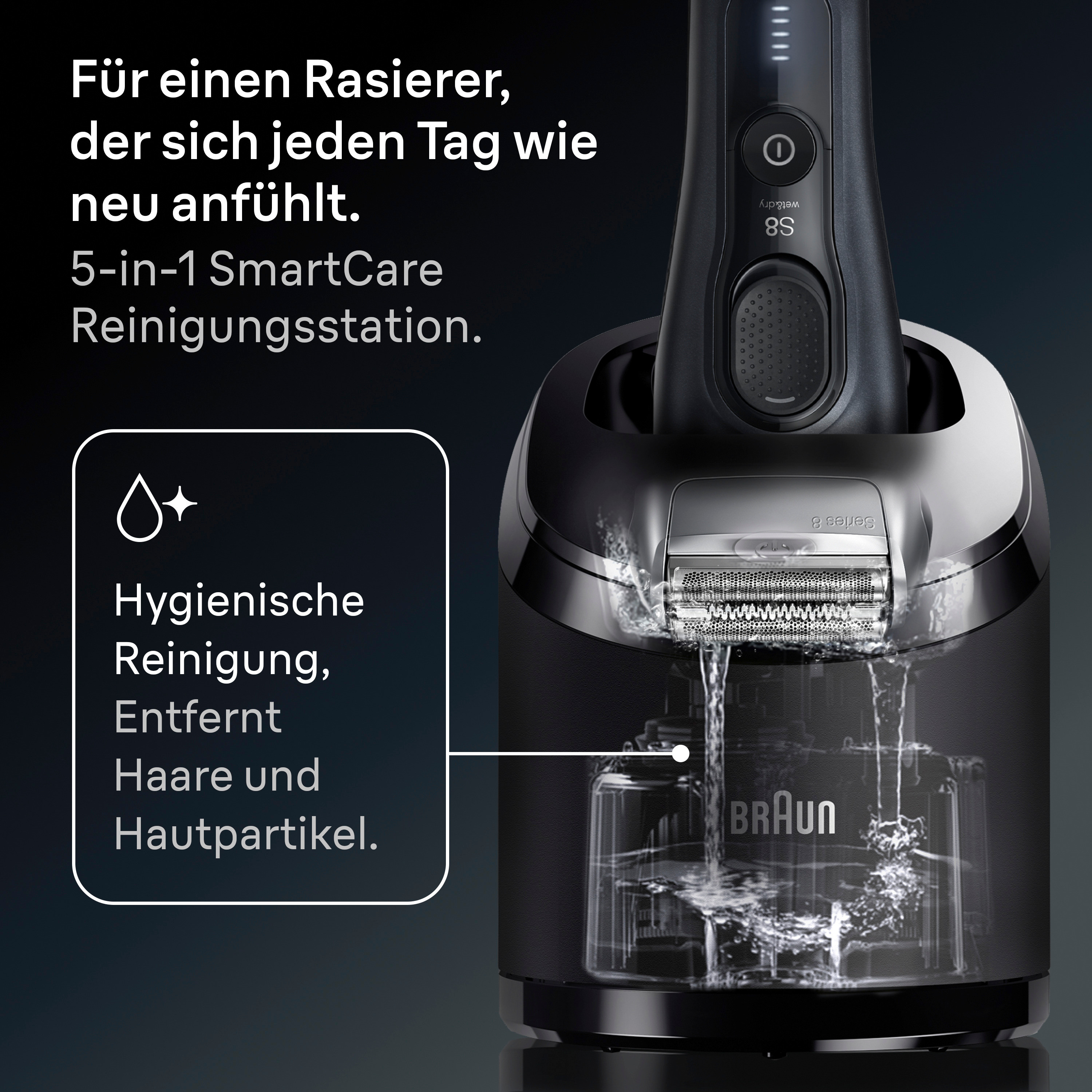 Schwarzer Elektrorasierer in einer Reinigungsstation. Text links beschreibt Reinigung und Entfernung von Haaren und Hautpartikeln.