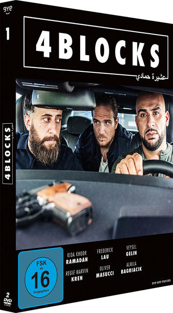 DVD-Cover des Films '4 Blocks'. Drei Männer in einem Auto, einer fährt. Eine Waffe ist sichtbar. Titel in Weiß auf Schwarz.