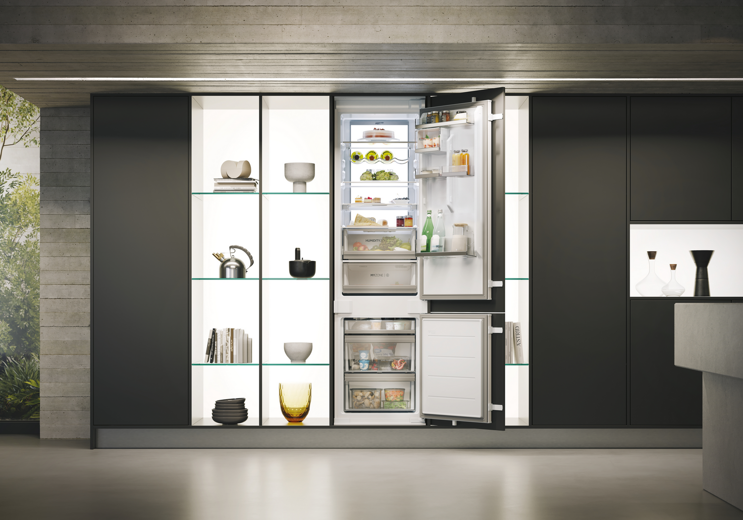 Cocina moderna con refrigerador abierto lleno de comida. Estantes muestran decoración. Pared de concreto y armario visibles.