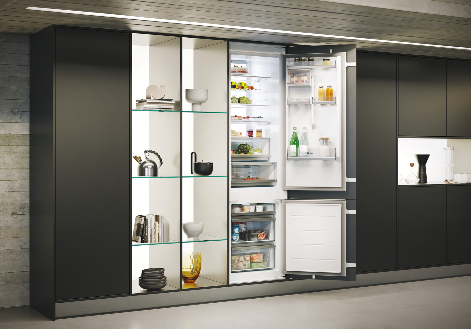Una cocina moderna con un refrigerador abierto lleno de comida. Estantes a la izquierda muestran decoración. Gabinetes negros contrastan el blanco.