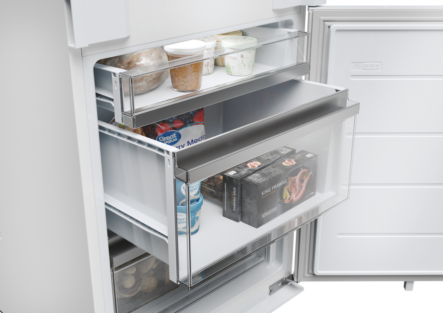 Cajón del congelador con alimentos. Se ven recipientes, bolsas de bayas congeladas y cajas de gambas.