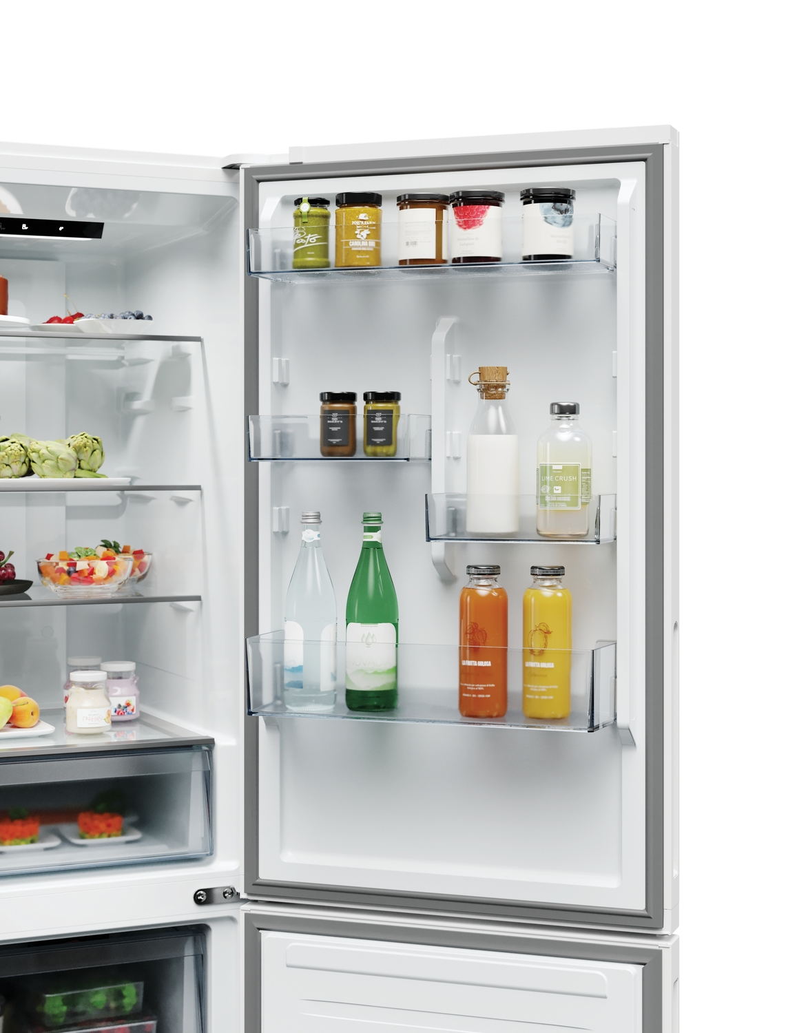 Refrigerador abierto lleno de alimentos como frascos, botellas de jugo y agua, y productos frescos. El refrigerador es brillante y limpio.