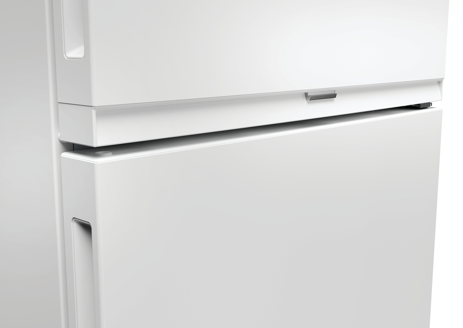 Un refrigerador blanco con dos secciones. La sección superior tiene una manija y la inferior tiene una manija empotrada. La superficie está limpia.