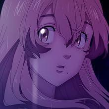 Anime-Figur mit helllila Haaren und Augen, die überrascht aussieht. Ein Muttermal ist im Gesicht zu sehen.