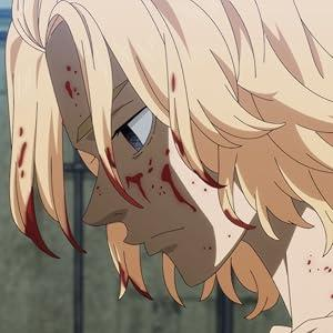 Anime-Charakter mit blonden Haaren, Blut im Gesicht. Profilansicht, ernster Gesichtsausdruck.