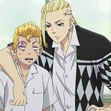 Zwei Anime-Charaktere. Einer mit blonden Haaren und einem Tattoo, Arm um einen anderen mit Bandagen. Beide tragen weiße Hemden.