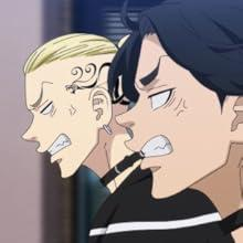 Zwei Anime-Charaktere, einer blond mit Tattoos, der andere dunkelhaarig, beide mit wütenden Ausdrücken, Seitenansicht.