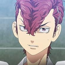 Anime-Figur mit lila Haaren, wütendem Gesichtsausdruck und gerunzelten Augenbrauen. Nahaufnahme.