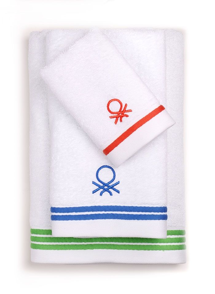 Fehér törölközők színes díszítéssel. Az egyik piros szegéllyel és hímzéssel, a másik kékkel. Zöld csíkok alul.