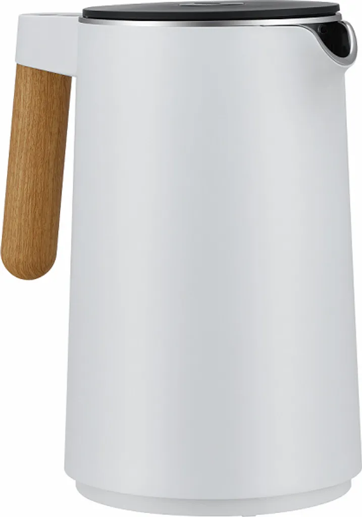 Biały czajnik z drewnianym uchwytem. Ma czarną górę i srebrny dzióbek. Design jest nowoczesny i elegancki.