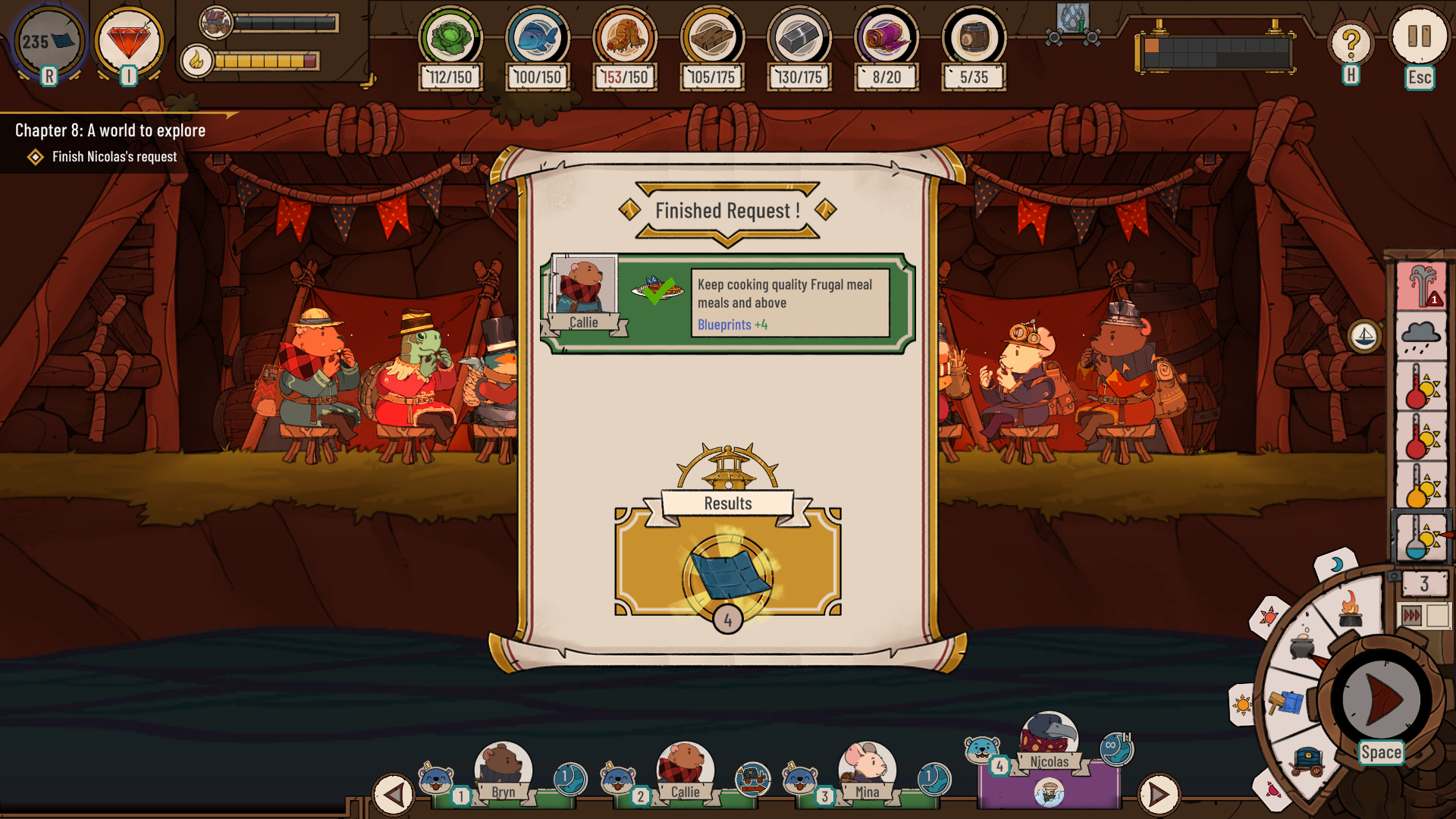 Una escena del juego con personajes alrededor de mesas. Una ventana emergente dice '¡Solicitud finalizada!' y 'Planos +4'. Varios iconos de recursos en la parte superior.