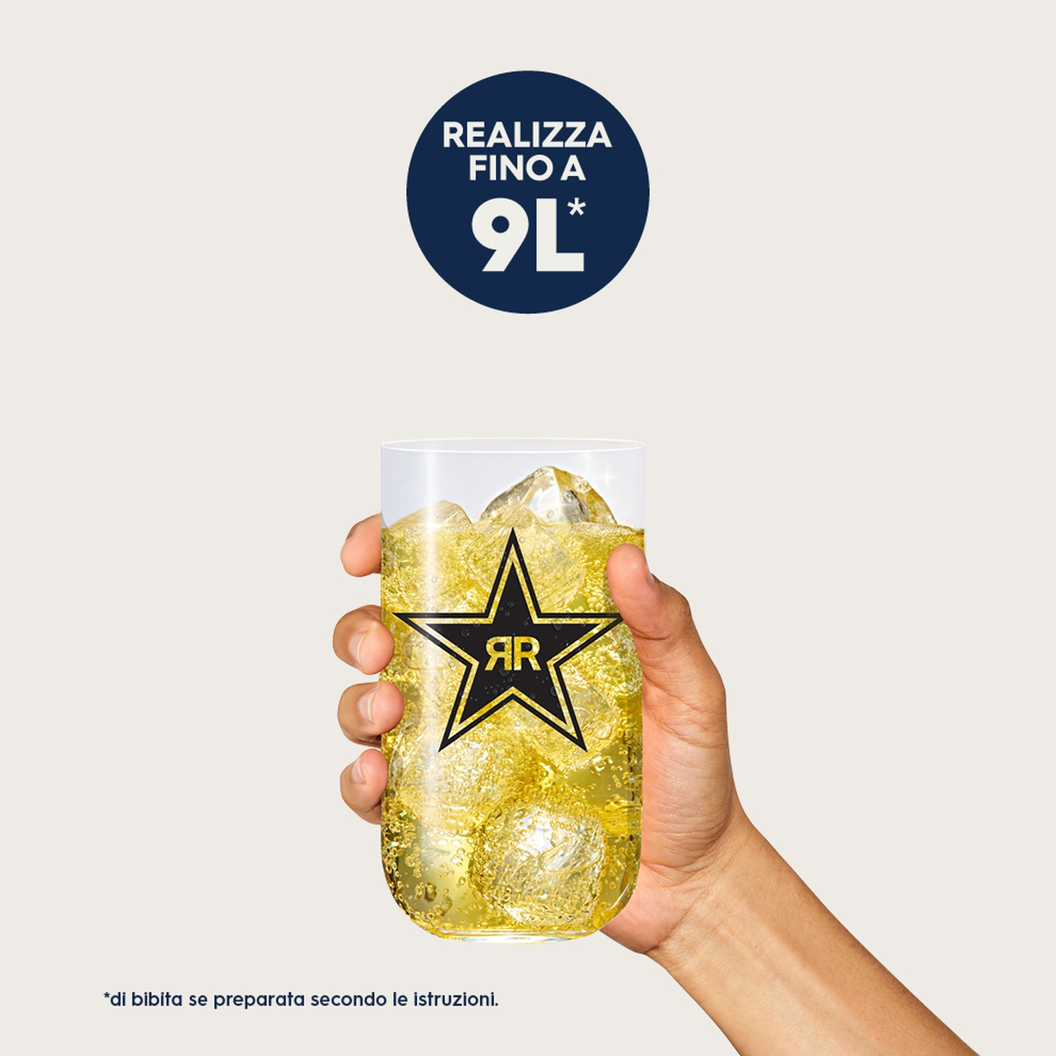 Mano che tiene un bicchiere di bevanda gialla con cubetti di ghiaccio. Un logo a stella nero è sul bicchiere. Sopra c'è un cerchio blu con testo.