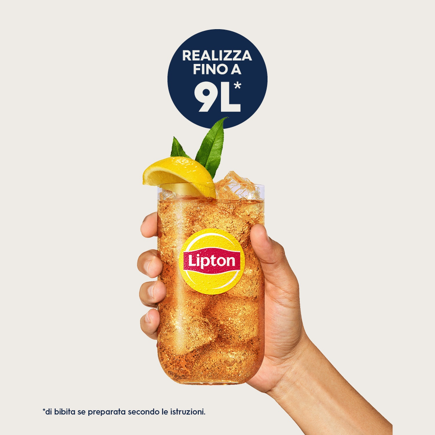 Mano che tiene un bicchiere di tè freddo con limone e ghiaccio. Logo Lipton visibile. Uno striscione circolare dice 'Realizza fino a 9L'.