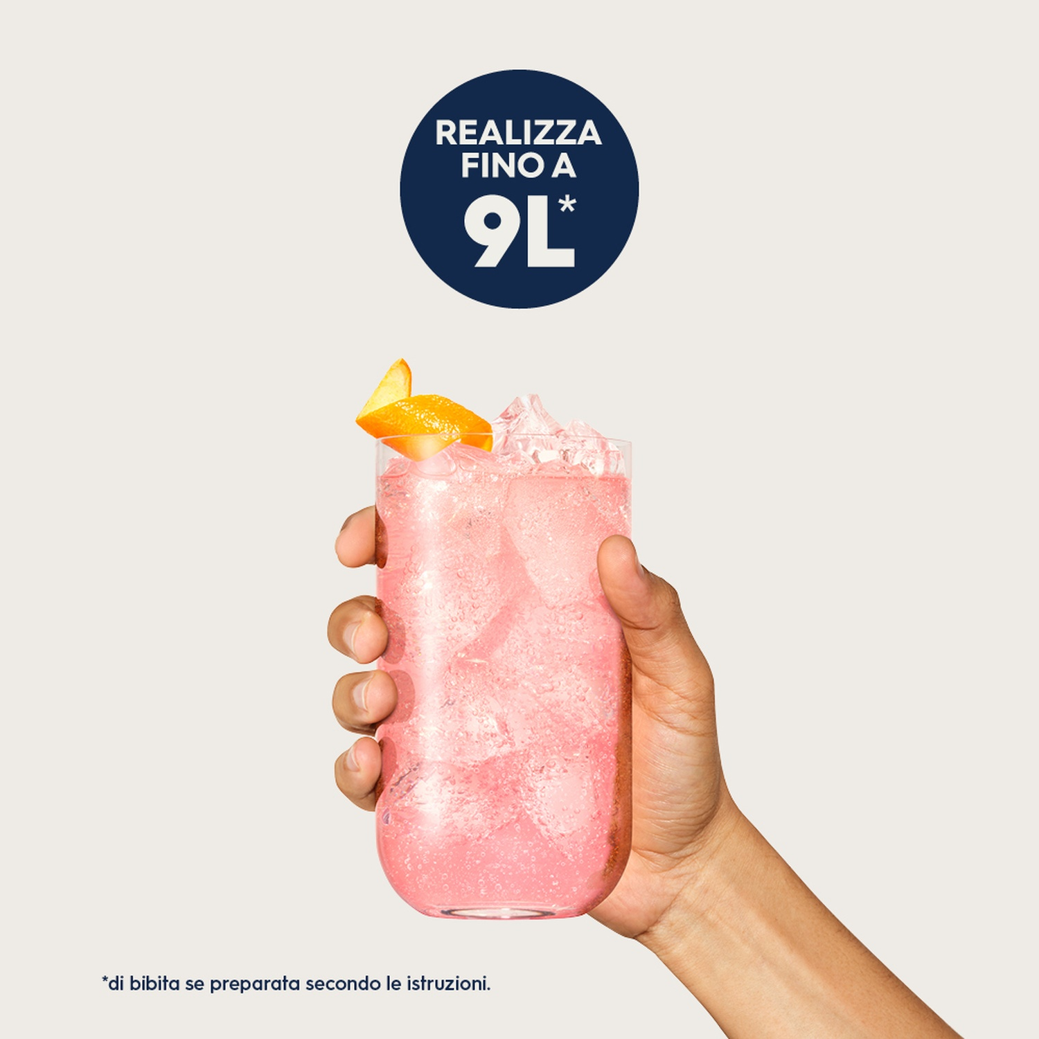 Una mano tiene in mano un bicchiere di bevanda rosa con ghiaccio e fetta d'arancia. Un cerchio blu dice "Realizza fino a 9L*".