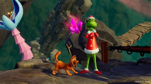 El Grinch, con traje de Papá Noel, está con Max. Un cristal rosa y una flor azul están al fondo. Hay un puente de madera.