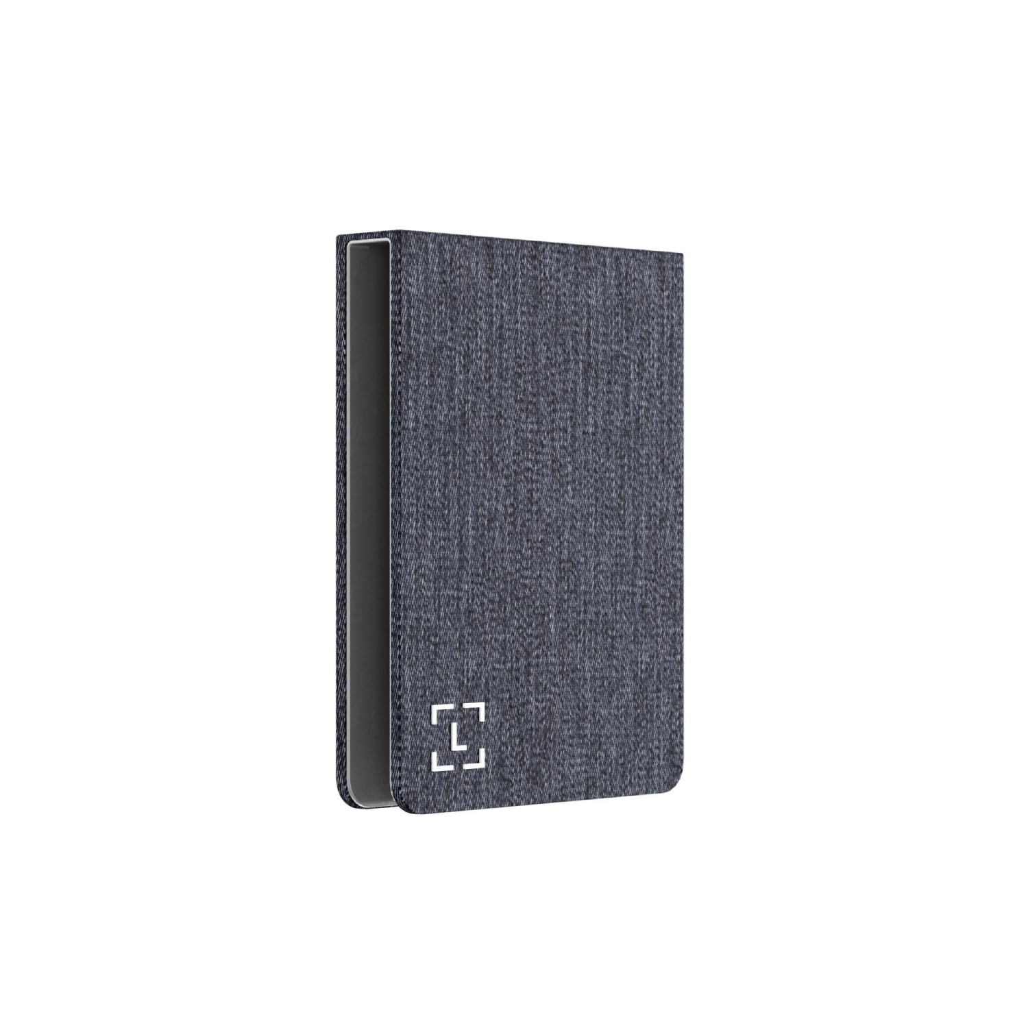 Una funda cerrada con textura de mezclilla, azul oscuro, con un logotipo blanco en la parte delantera. La funda está abierta a la izquierda.