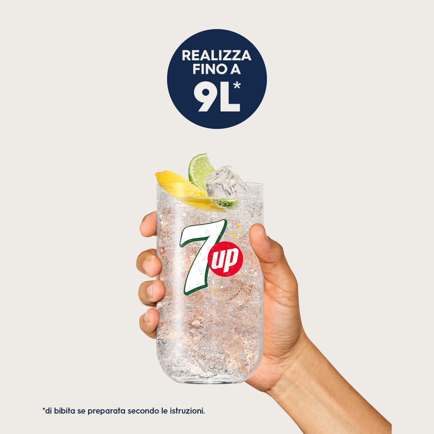 Una mano tiene una bevanda 7up con fette di limone e lime. Un cerchio blu navy dice 'Realizza fino a 9L*'. Testo in basso: *di bibita se preparata secondo le istruzioni.