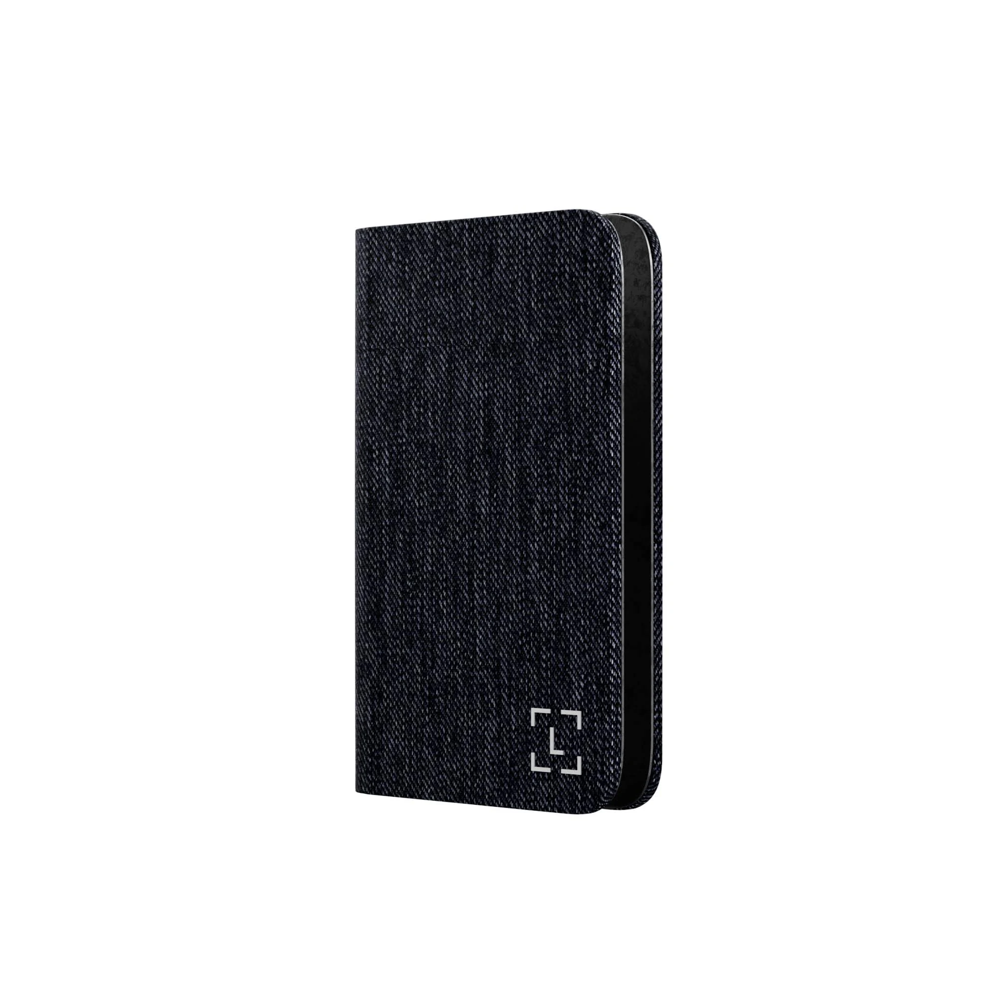 Una funda de teléfono de mezclilla azul oscuro. Tiene un lado negro y un logotipo plateado en la parte inferior. Aislado sobre blanco.
