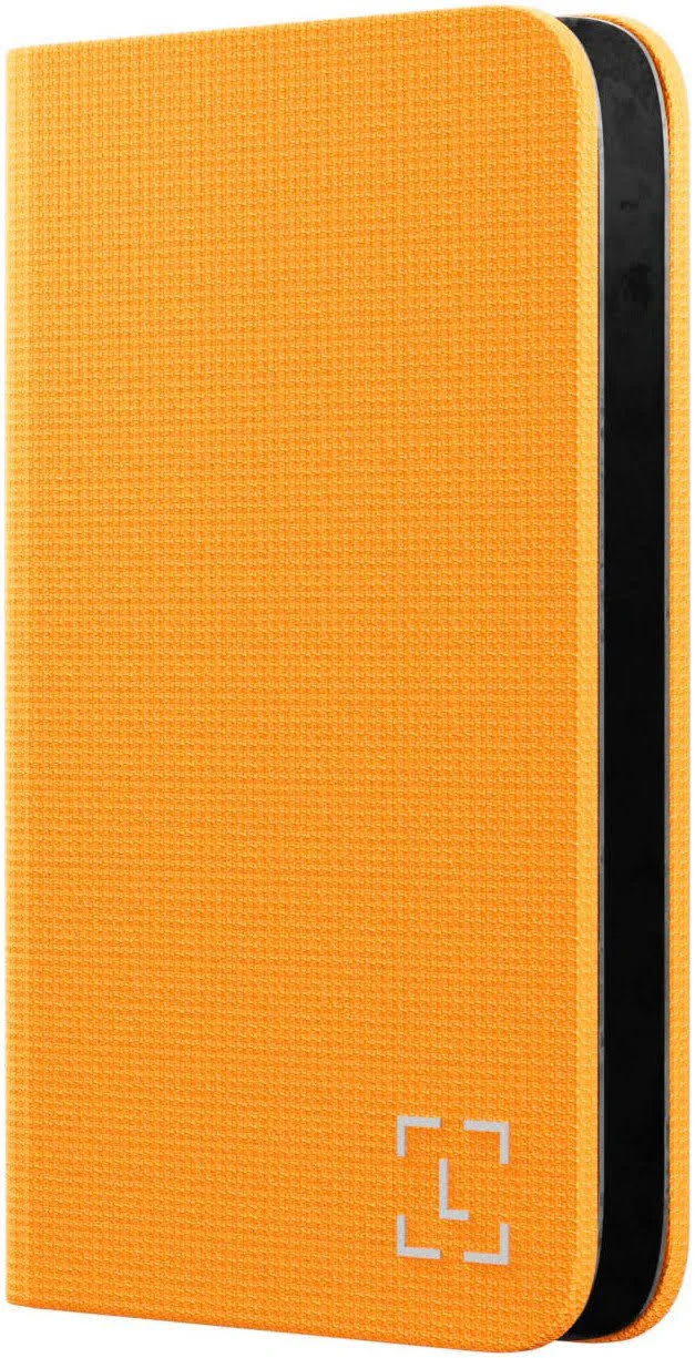Se muestra verticalmente una funda naranja para teléfono. La parte frontal es naranja y el lateral tiene una franja negra. Hay un logo en la parte inferior.