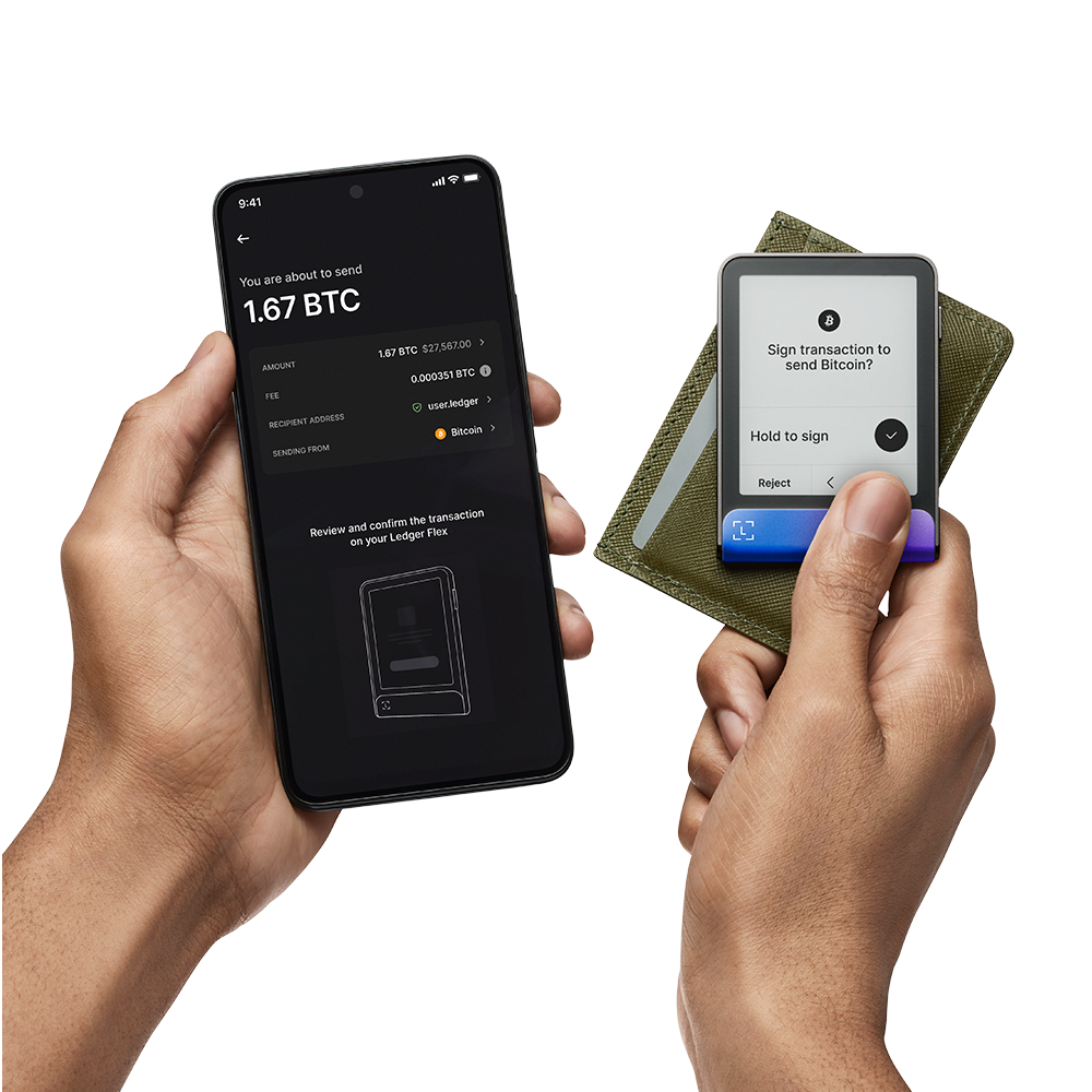 Manos sosteniendo un teléfono y un dispositivo pequeño. El teléfono muestra una transacción de bitcoin. El dispositivo pide firmar.