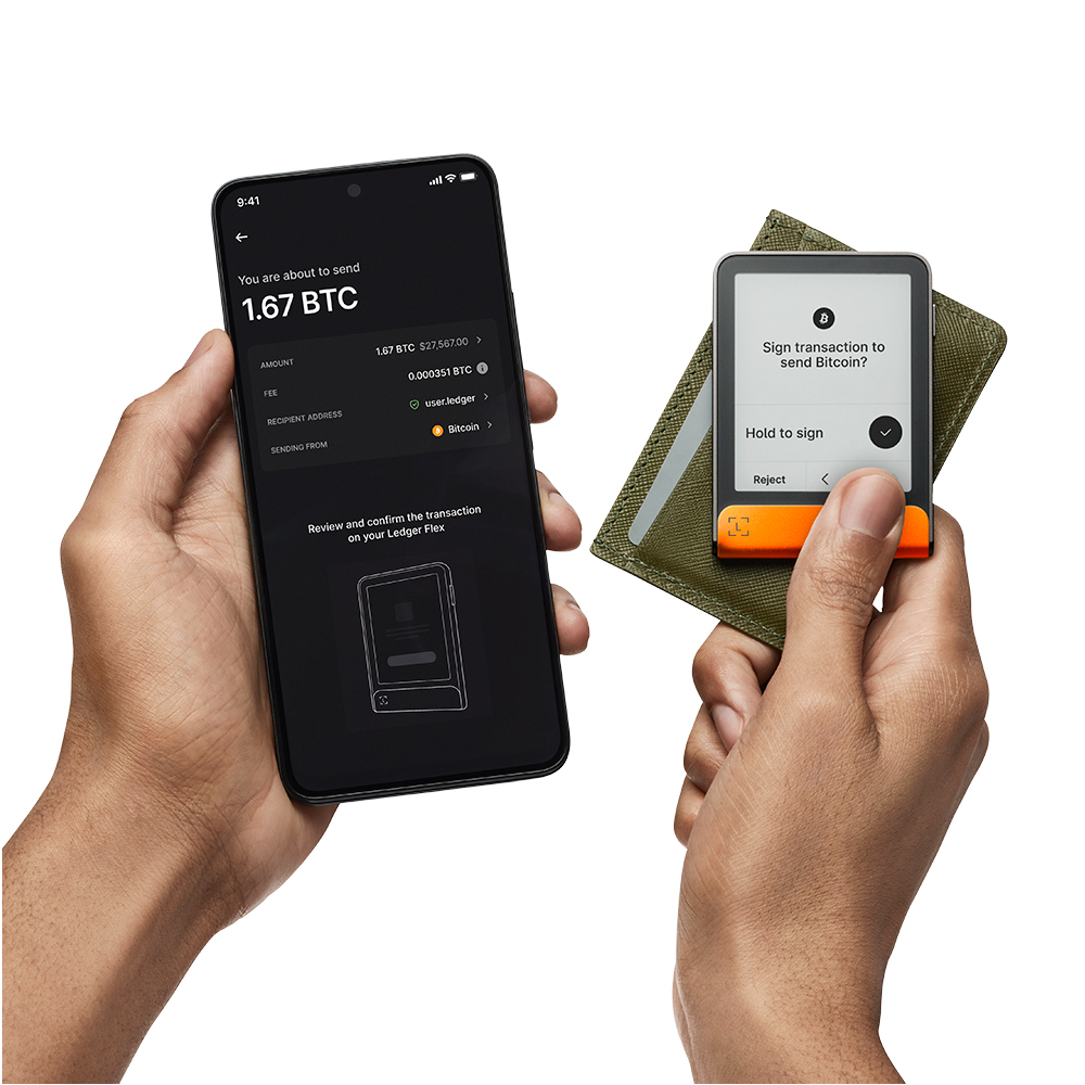 Manos sosteniendo un smartphone y un dispositivo Ledger. El teléfono muestra una transacción de Bitcoin. Ledger solicita firmar.