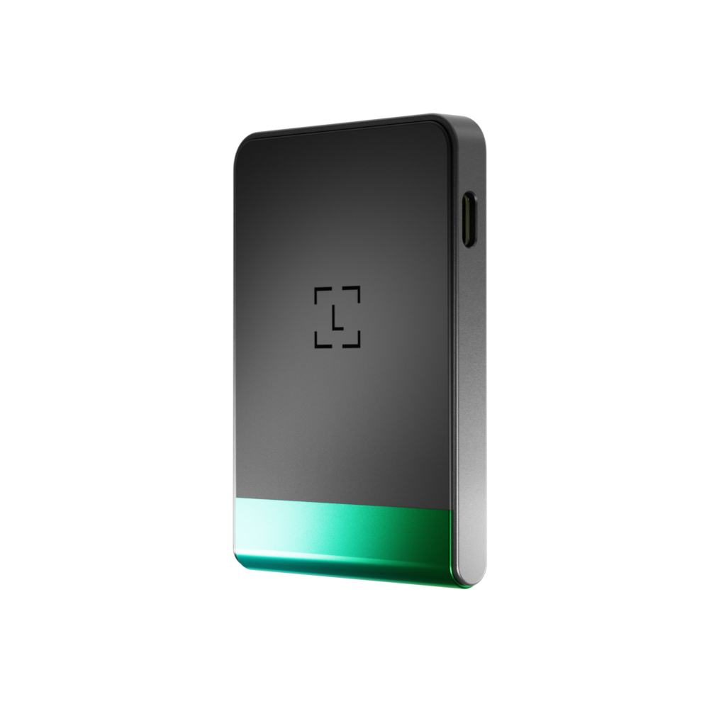 Un dispositivo gris oscuro con una franja verde brillante en la parte inferior y un logotipo cuadrado en la parte delantera. El fondo es negro.