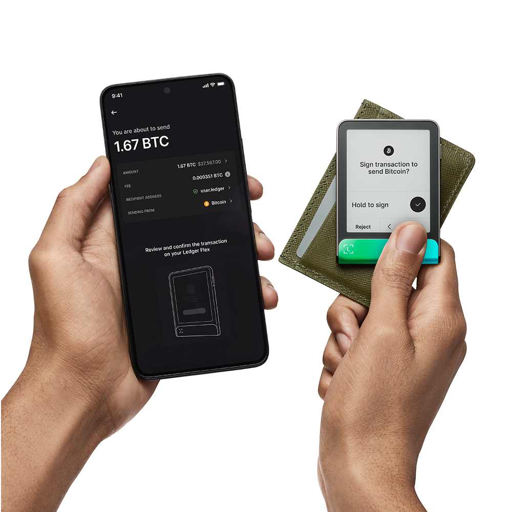 Manos sosteniendo un teléfono y un dispositivo Ledger. El teléfono muestra una transacción Bitcoin. Ledger solicita firmar. Cartera verde visible.