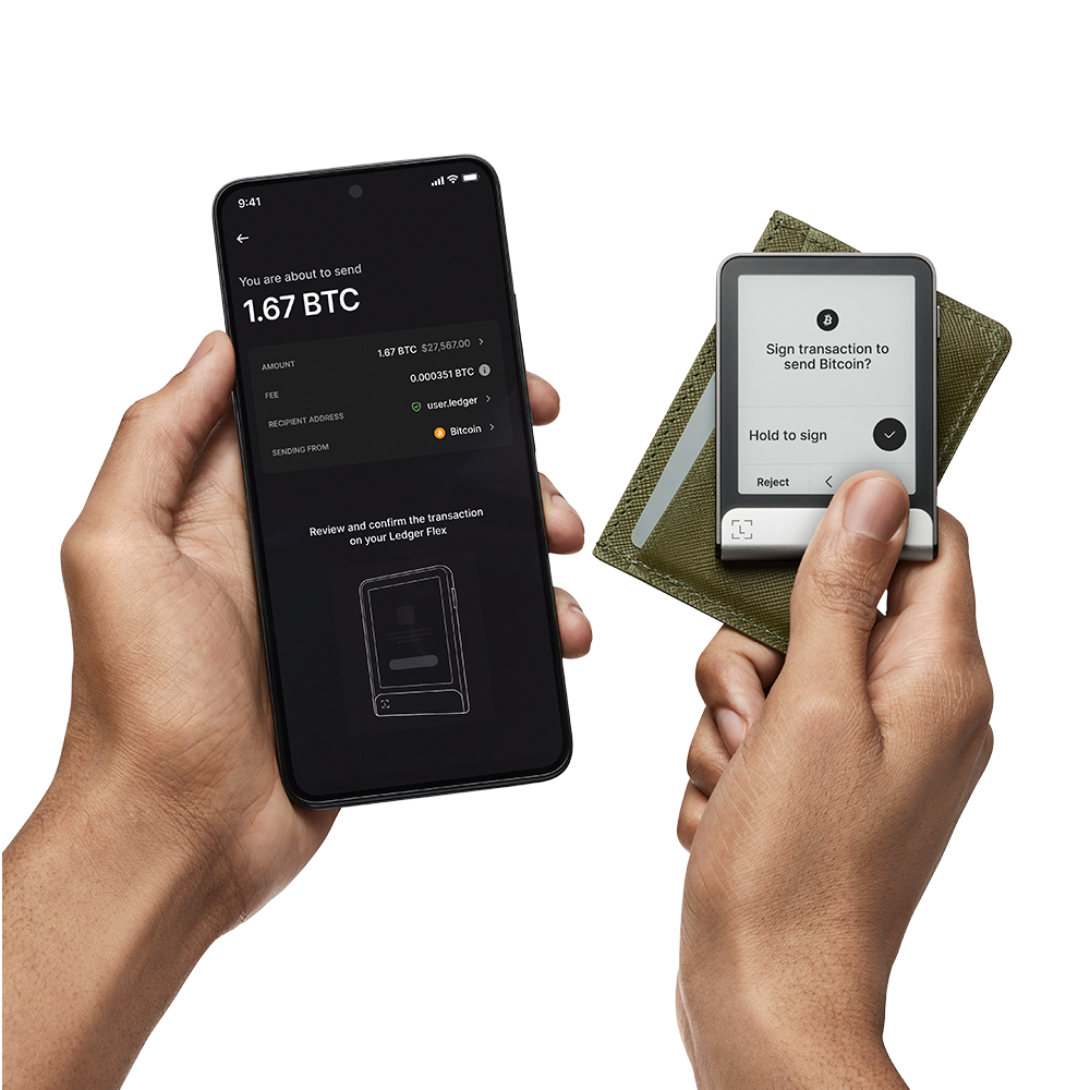 Manos sosteniendo un smartphone y un dispositivo Ledger Flex. El teléfono muestra una transacción de Bitcoin. El Flex pide firmar.