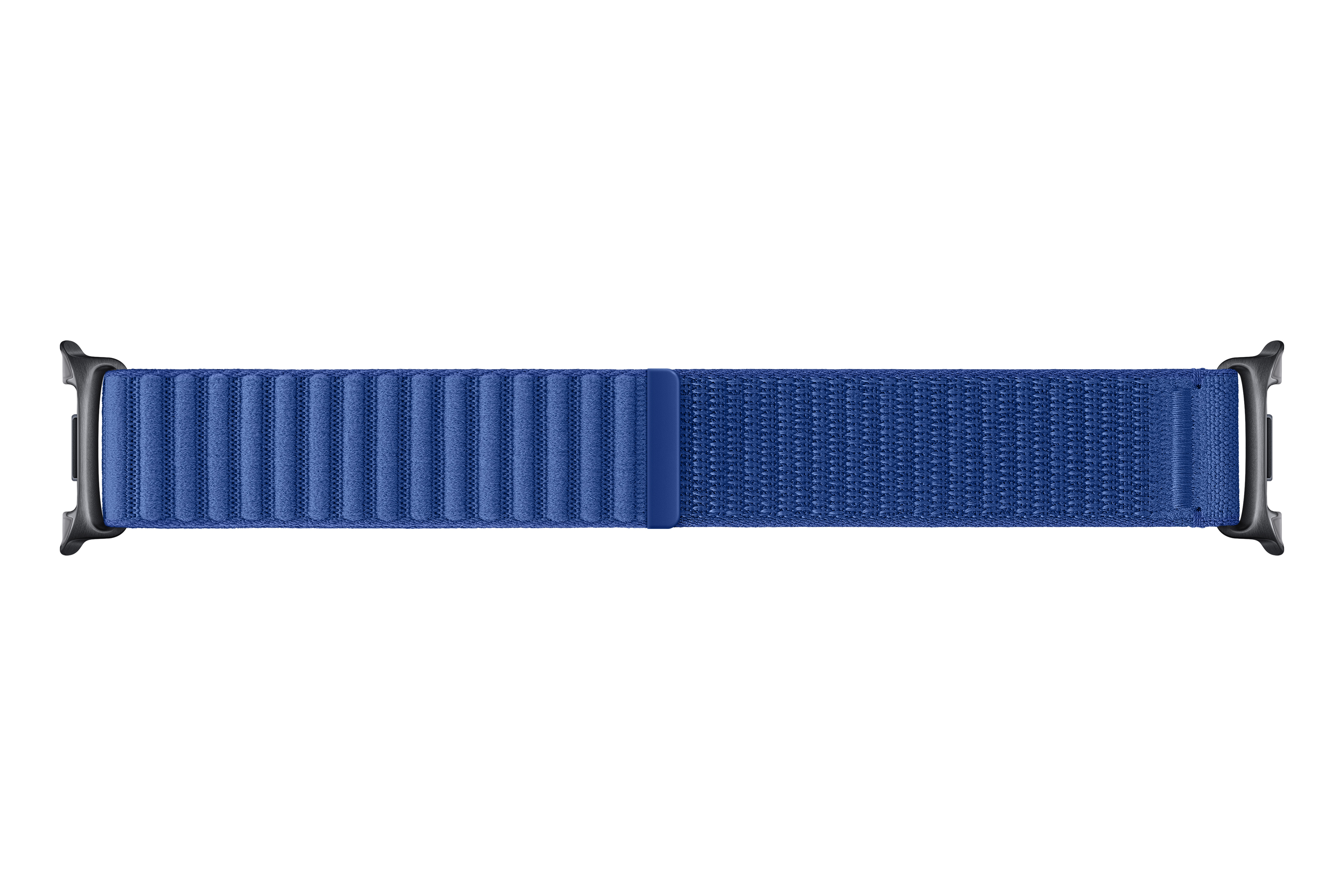 Ein blaues Apple Watch-Armband liegt horizontal. Das Armband ist blau und hat einen Magnetverschluss. Der Hintergrund ist weiß.