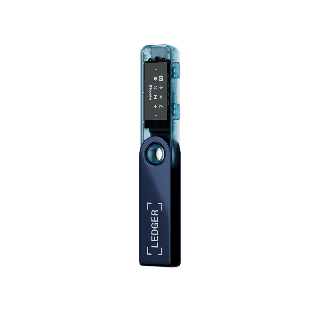 Una billetera de hardware Ledger. Estuche azul oscuro con una pequeña pantalla que muestra información de Bitcoin. La palabra "LEDGER" está impresa.