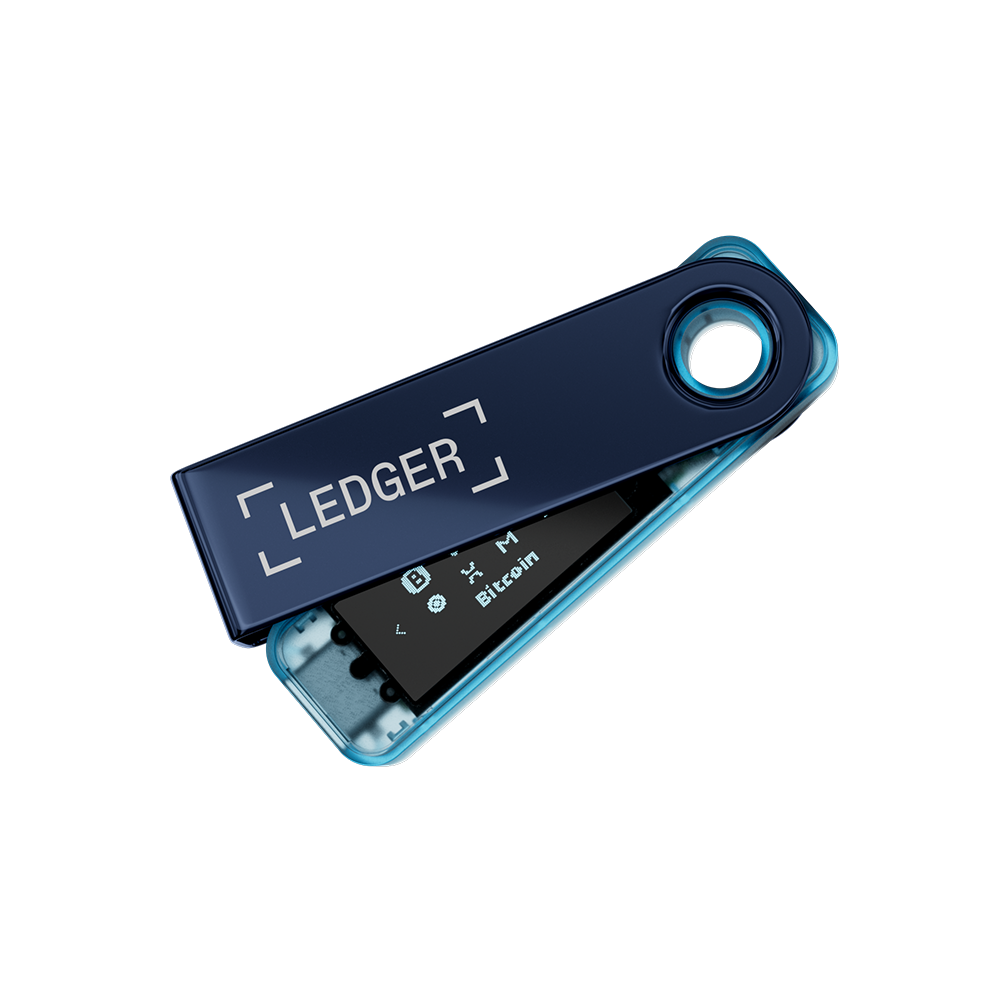 Un monedero hardware Ledger, carcasa azul con el nombre de la marca en la parte superior. La pantalla muestra información de Bitcoin.